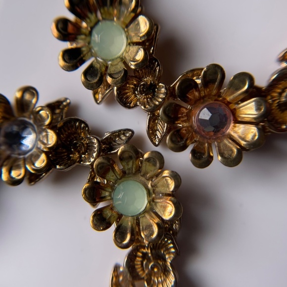 VINTAGE Goldtone Floral Wreath Hoop Earrings with Pastel Stones - Picture 3 of 7